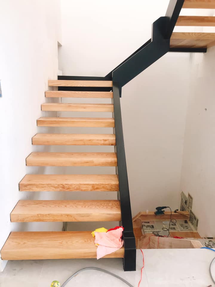 cầu thang bay gỗ óc chó - nội thất gỗ hoàng phát