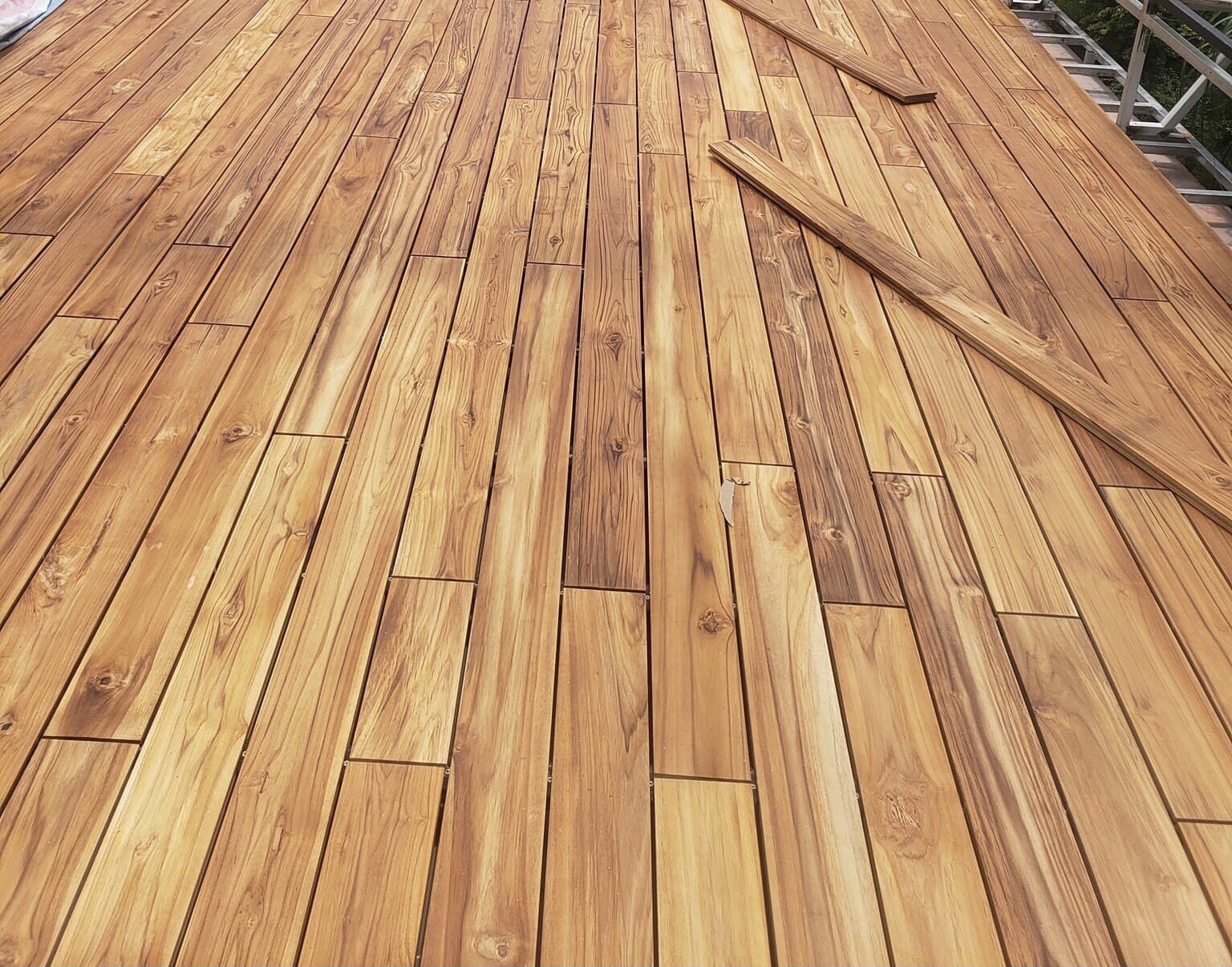 Nên dùng gỗ nào làm sàn ngoài trời 